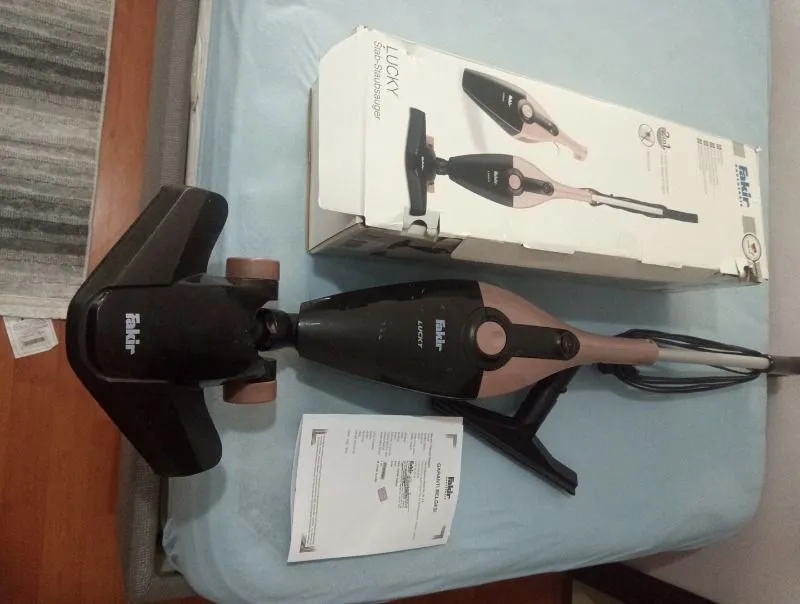 Fakir Lucky Dikey Elektrikli Süpürge – 800 Watt Güçlü Emiş Teknolojisi ile Toz Haznesi Var Bej Renk