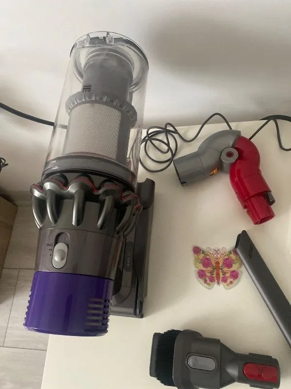 Dyson V10 Total Clean Kablosuz Süpürge Gri Renkli Güçlü Emiş Teknolojisi ile Toz Torbasız Temizlik