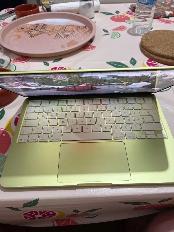 Apple MacBook Neo A18 Pro 8GB 256GB SSD macOS 13″ Taşınabilir Bilgisayar Puslu Sarı MHFD4TU/A
