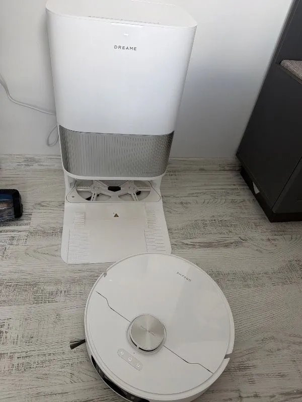 Dreame L40 Ultra AE Robot Süpürge, 19.000 Pa Emiş Gücü ile Akıllı Telefon Kontrolü ve Düz Zemin Kullanımı