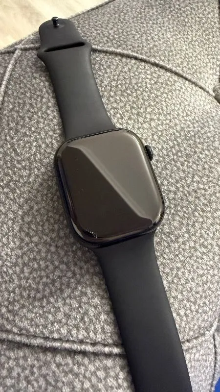 Apple Watch Series 11 Gps, 42 mm Alüminyum kasa ve Siyah Spor kordon – m/l