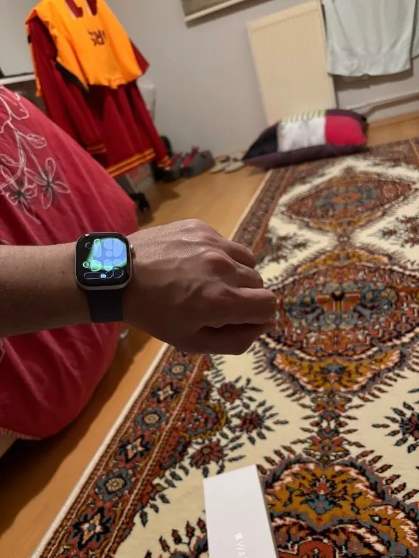Apple Watch Series 11 Gps, 42 mm Alüminyum kasa ve Siyah Spor kordon – m/l