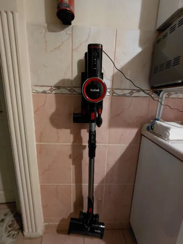 Tefal TY6T90TR X-Force Flex 8.60 Max Aqua Kablosuz Şarjlı Dikey Süpürge Kırmızı – Siyah Toz Haznesi ile Kolay Temizlik