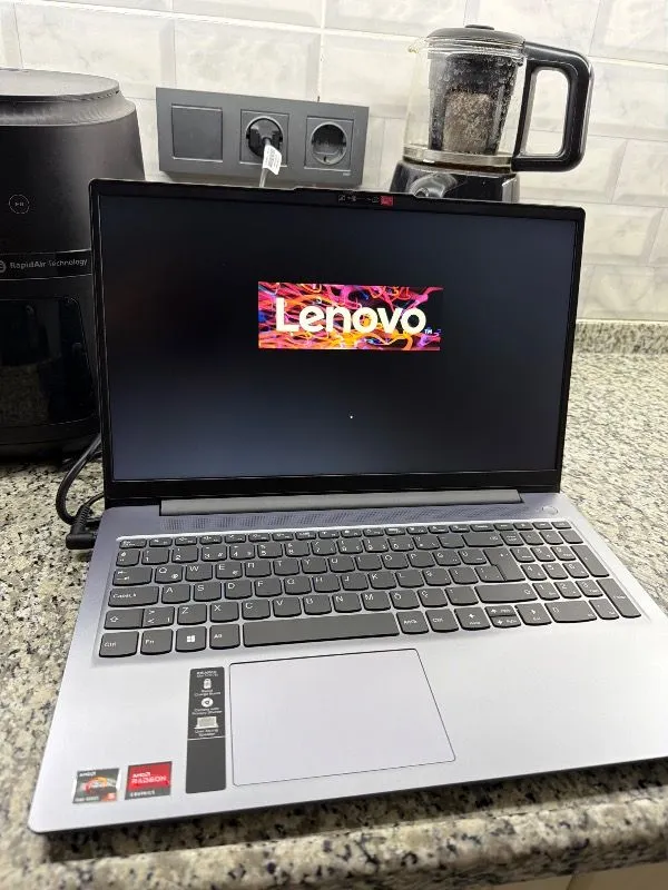 Lenovo Ideapad Slim 3 15AMN8 Amd Ryzen 5-7520U 8GB/512GB SSD 82XQ00JKTX Windows 11 Home Taşınabilir Bilgisayar
