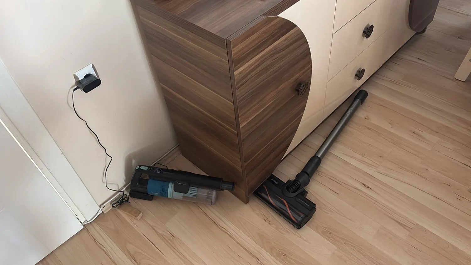 Philips 6000 Serisi Kablosuz Dikey Süpürge, PowerCyclone 11, Aqua Modül ile Kolay Mop, TriActive LED Başlık, 64 Dakika Kullanım, XC6553/01